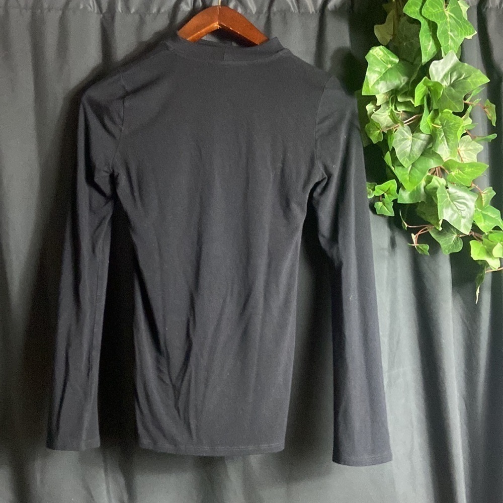 White House Black House Knit Black Vneck shirt​ - Picture 6 of 10